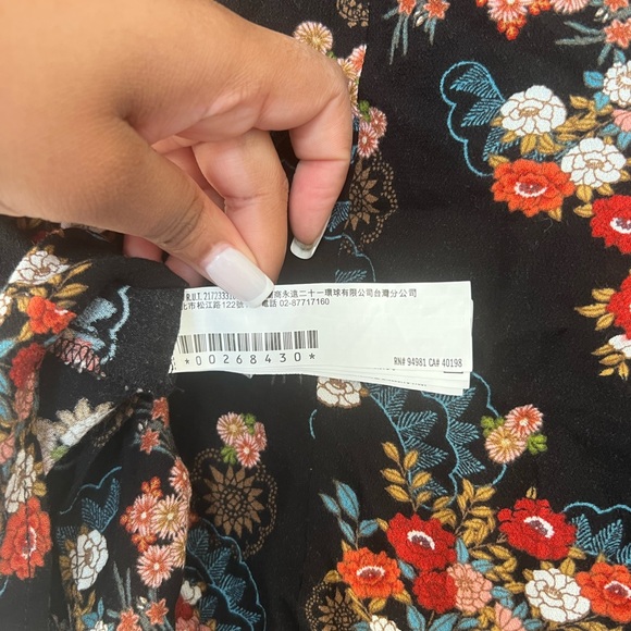 Forever21 Floral Short Sleeve Button Down Size L - Picture 6 of 7